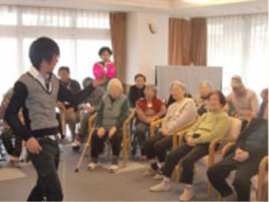 笑顔で集うレクリエーション