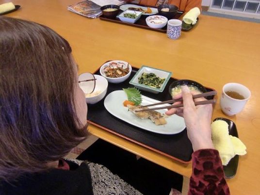 食事を楽しむ姿