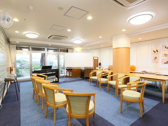 広々とした快適なラウンジ