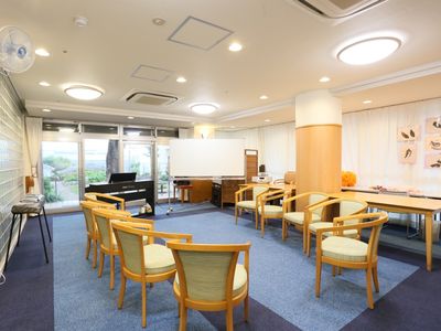 広々とした快適なラウンジ
