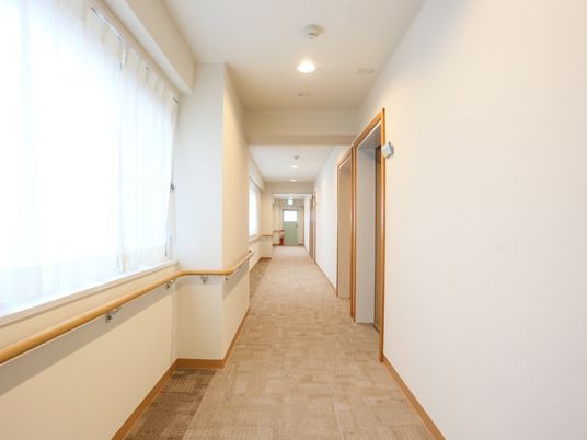 明るい広々とした廊下
