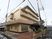 明るい外装の建物外観