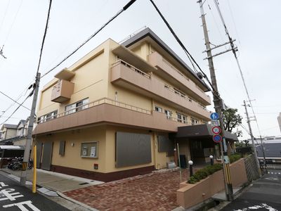 明るい外装の建物外観