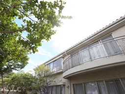 緑豊かな外観の建物