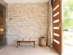 エントランスベンチと壁