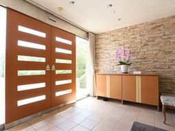 エントランスの明るい風景