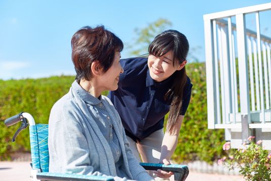 笑顔の交流がある中庭