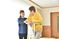 介護士と利用者が談笑する室内