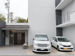 白い建物の外観エントランス