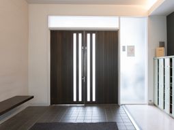 シンプルなエントランス