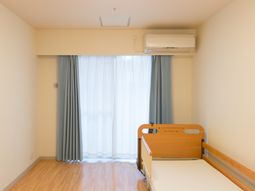 明るい居室の一角