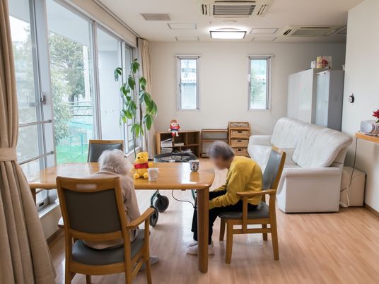 居室でくつろぐ高齢者二人