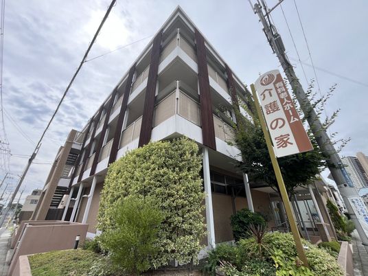 看板付きの建物外観