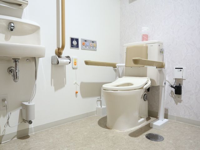 バリアフリートイレ設備 トイレ サポートバー付きで清潔感のあるトイレです。利用者の安全と快適さを何よりも考えた、使いやすい設計となっています。