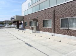 明るいエントランス外観