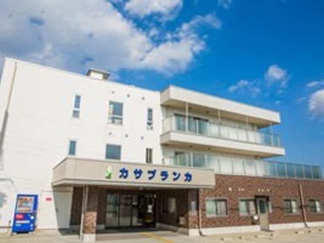 晴天の日の外観 外観 ゆったりとしたエントランスが迎える明るいたたずまいの建物です。さわやかな空の下、新たな職場での活躍をイメージしてみてください。