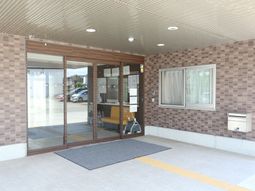 エントランスの明るい外観