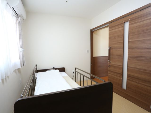 シンプルな個室の居室 寝室 ゆったりとしたベッドが備わった居室です。個々の快適な休息の時間を大切にしています。