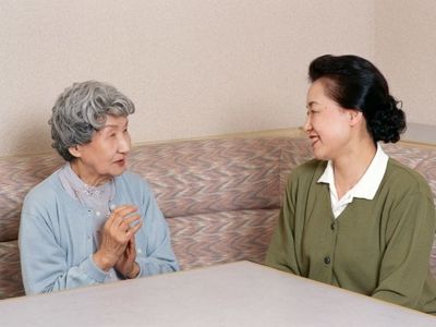 高齢者と話すスタッフ