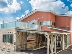 明るい色の外観の建物