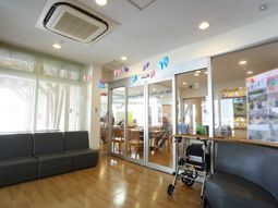 待合室の明るい空間