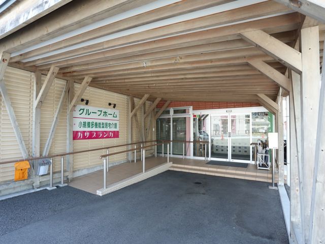 屋根付きの入口エリア