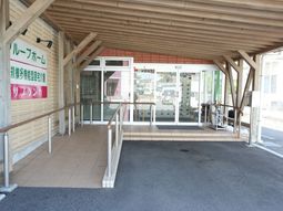 エントランスの明るい風景