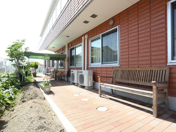 日差しの中のベンチとテラス