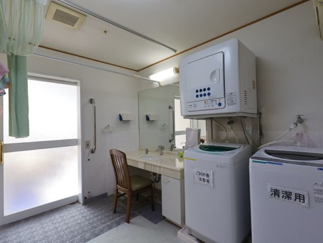 洗面台と洗濯機のある空間