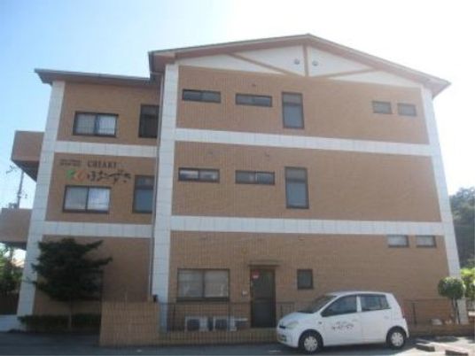 明るい日差しの建物外観