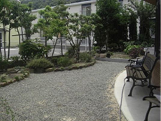 緑豊かな中庭風景