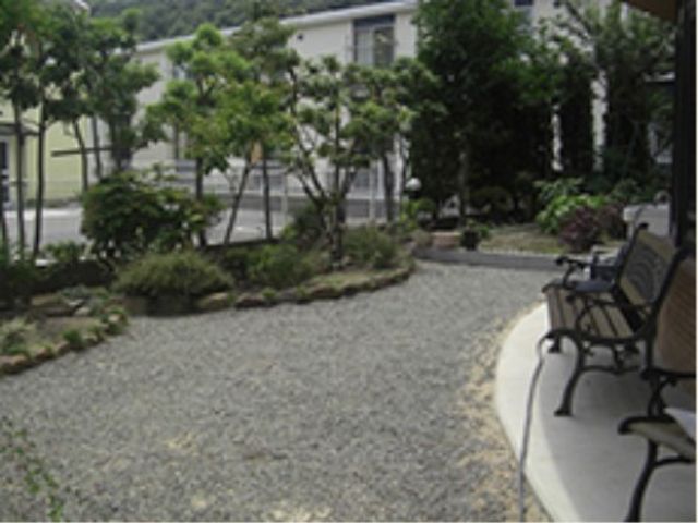 緑豊かな中庭風景