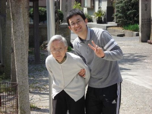 笑顔のスタッフと利用者