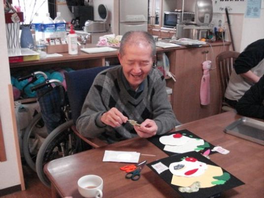 笑顔で工作する高齢者