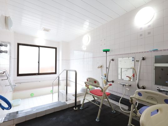 広々とした明るい浴室