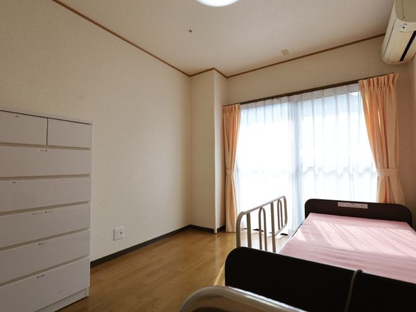 居室のベッドと収納