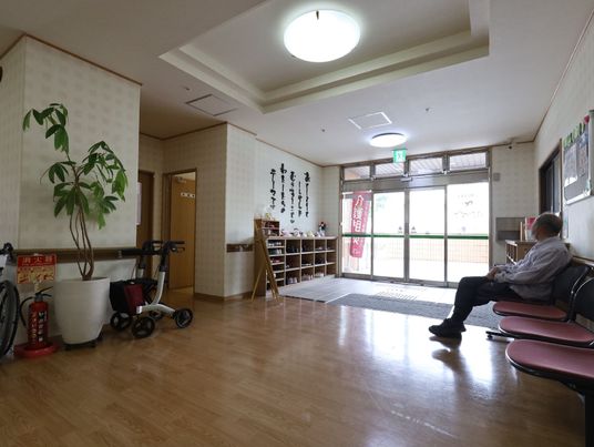 共有スペースでくつろぐ人