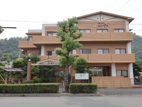 外観の建物と緑の樹木
