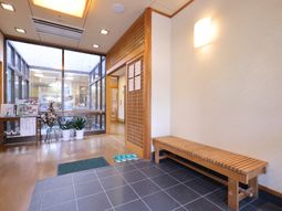 落ち着いた雰囲気のエントランス