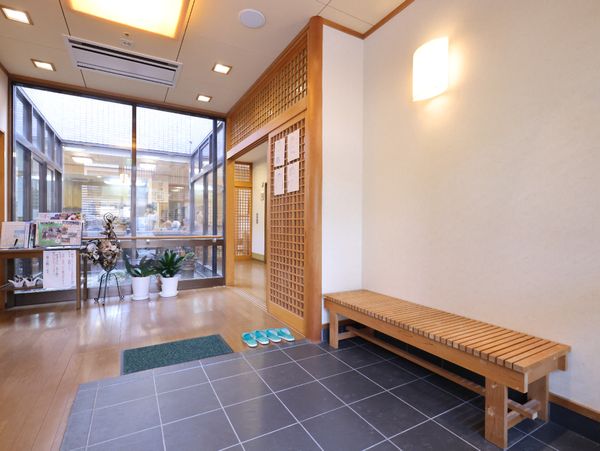 落ち着いた雰囲気のエントランス