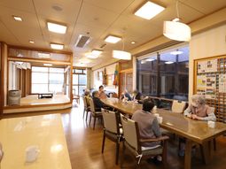 広々とした明るい食堂