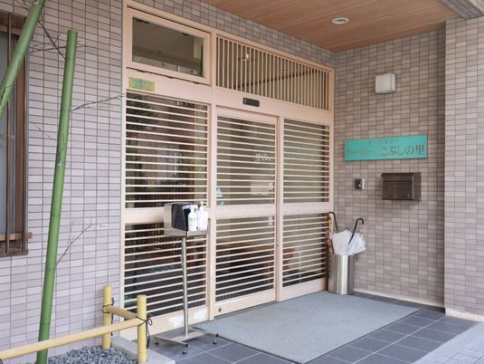 明朗なエントランス風景