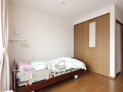 居室のベッドとクローゼット