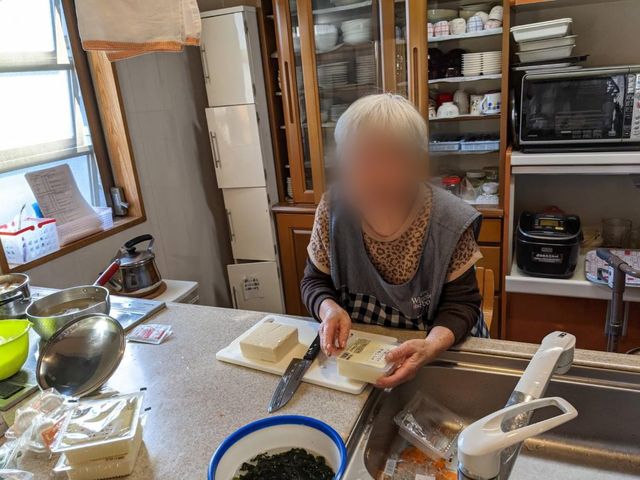 料理する様子のキッチン キッチン 利用者さんが調理を楽しむ空間です。明るく、調理器具が整っていますので快適に作業可能です。