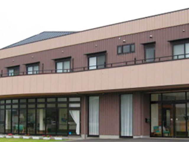 二階建ての外観 外観 自然環境に囲まれた施設で、広い窓が特徴です。穏やかな雰囲気が漂います。