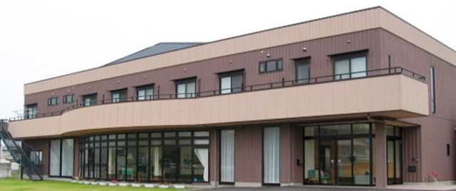 二階建ての外観 外観 自然環境に囲まれた施設で、広い窓が特徴です。穏やかな雰囲気が漂います。