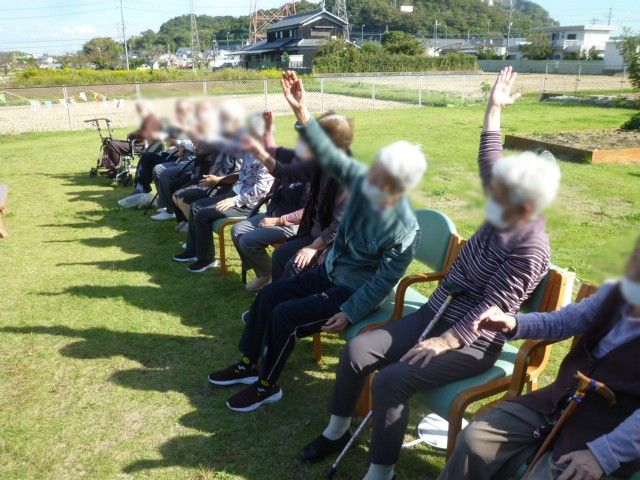 庭での休憩風景 庭 広々とした庭では、利用者の皆様がリラックスして交流を楽しんでいます。自然に囲まれた開放的な空間です。