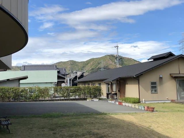 広い庭と建物外観 外観 緑に囲まれた広い庭のある施設です。心地よい空間でリラックスしながら働けます。