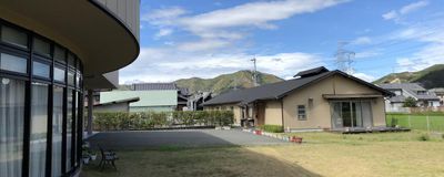 広い庭と建物外観