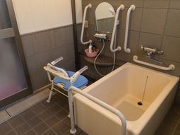 手すり付き浴室の設備